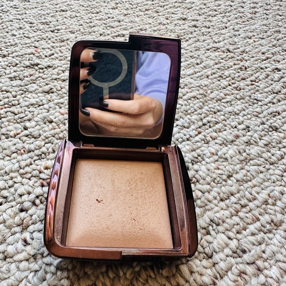 Hourglass Ambient Lighting Powder. Used a few times. Doesn’t match my skin tone. - Picture 2 of 3